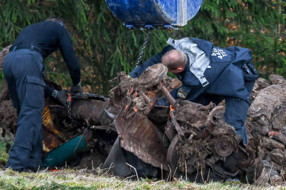 Bei Grabungen konnten die Beamten das Wrack eines Volkswagens aus dem Erdboden holen.