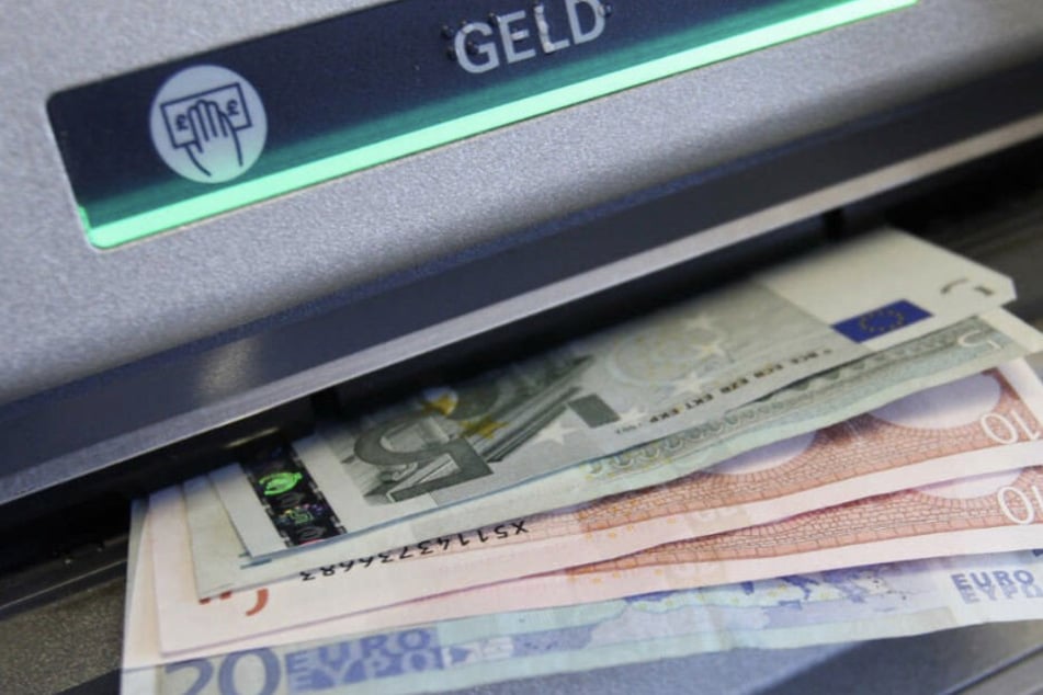 Dieb hebt mit gestohlener EC-Karte rund 20.000 Euro ab: Polizei veröffentlicht Fahndungsfotos