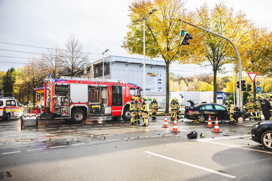 Trümmerteile lagen auf der gesamten Kreuzung.