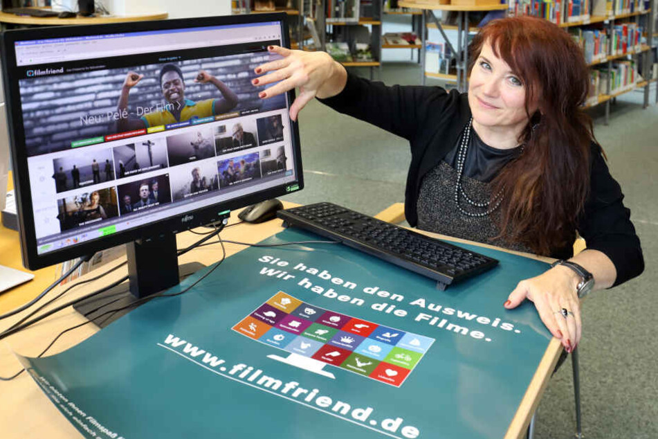 Bibliothekarin Petra Wagner (52) präsentiert den neuen Filmstreamingdienst der Stadtbibliothek.
