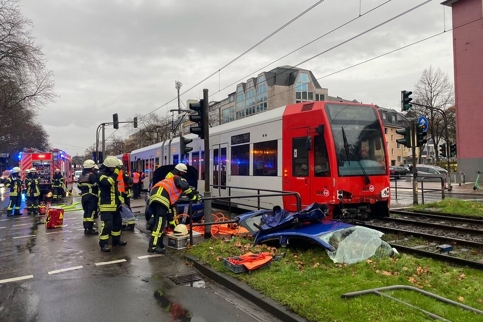 Straßenbahn und Auto kollidieren in Köln: Autofahrer schwerverletzt befreit
