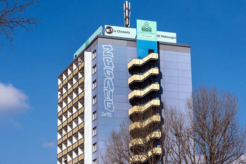 "ZBANG 2018" hat ein Schmierfink an die Fassade des Rosenhof-Hochhauses gekritzelt.