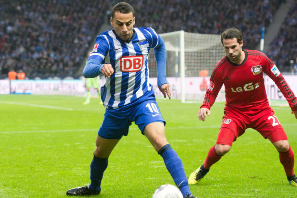 Änis Ben-Hatira im Zweikampf mit Gonzalo Castro.