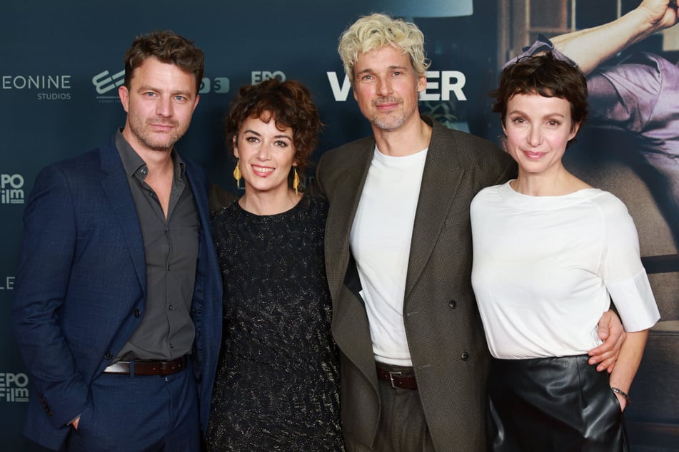 Sie sind bereit für einen "Vierer": Friedrich Mücke (v.l.), Lucía Barrado, Florian David Fitz und Julia Koschitz bei der Filmpremiere in Berlin.