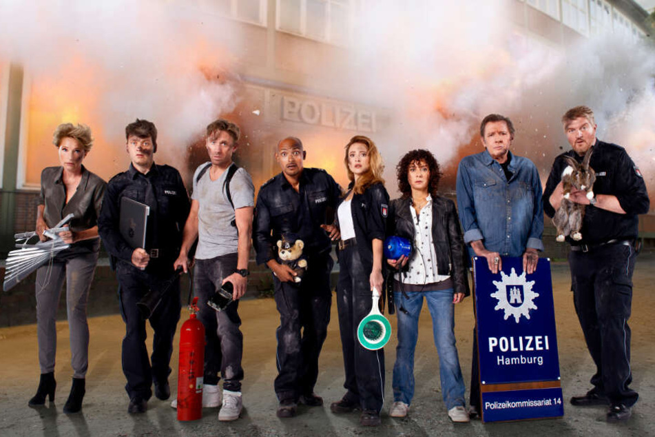 Mit einer Explosion beendet die ARD die 32. Staffel des Großstadtreviers. Die Darsteller sehen danach etwas mitgenommen aus.