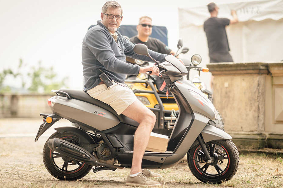 Projektmanager Arne Heydtmann (54) kurvt den ganzen Tag mit einem Roller von einem Veranstaltungsort zu nächsten: "Zu Fuß wär's ein Marathon."