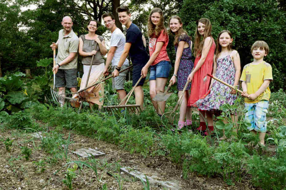 Achtzehn grüne Daumen bei der Arbeit. Von links: Dominik und Petra Adam mit den Kindern Elias (17), Jonathan (15), Johanna (14), Friedrike (12), Marianne (10), Tamara (8) und Johannes (5).