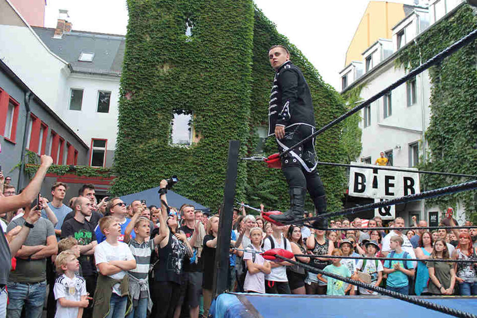Wrestling-Star "Robert Kaiser" wartet auf den Seilen des Ringes, dass die Fans ihn gebührend anfeuern.