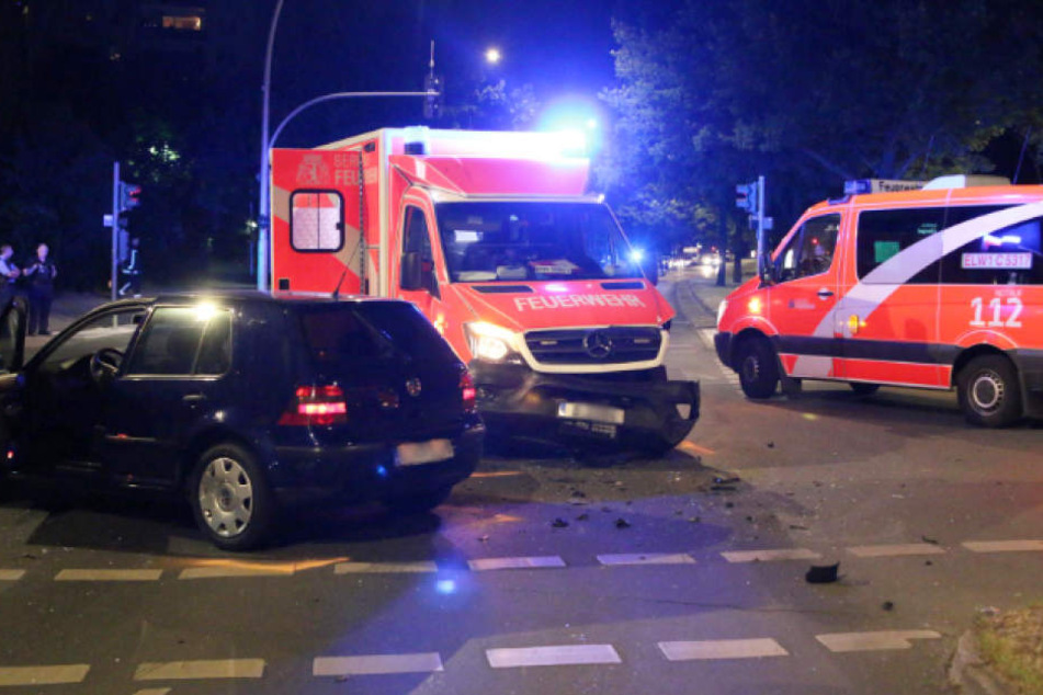 Ein Krankenwagen stieß in Berlin-Neukölln während einer Einsatzfahrt mit einem Auto zusammen.
