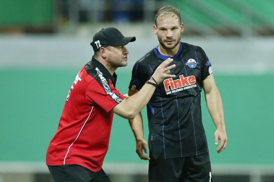 Felix Herzenbruch lauscht den Anweisungen seines Trainers Steffen Baumgart.