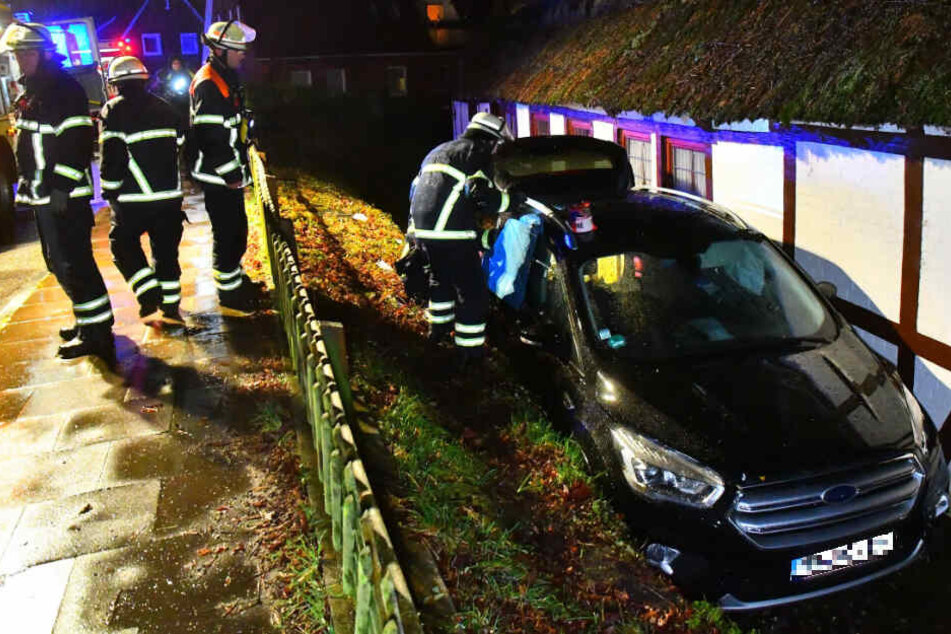 Tödlicher Unfall: Autofahrer kommt von Straße ab und wird eingeklemmt