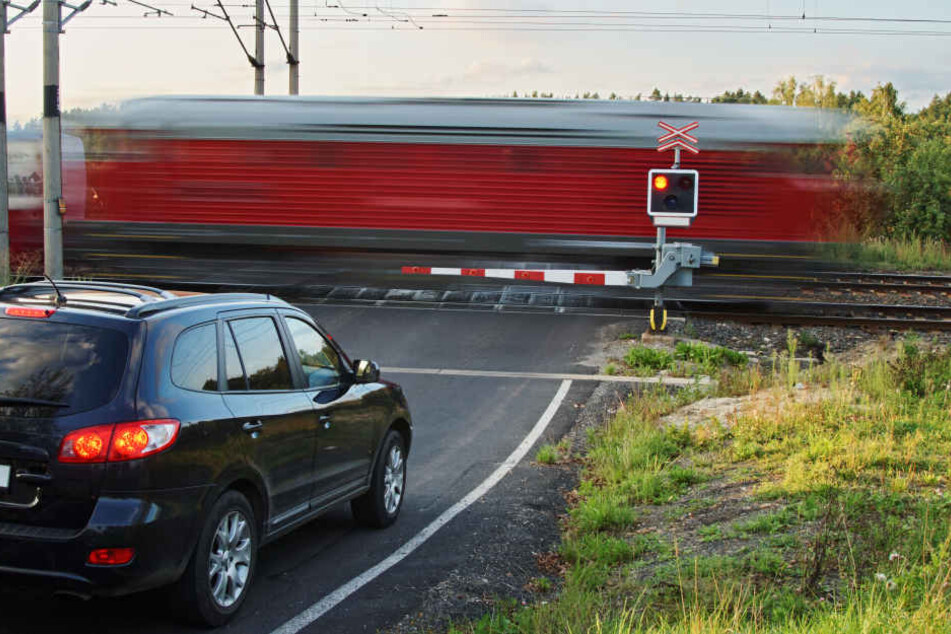 Der Autofahrer wollte offenbar die Bahnschranke umfahren (Symbolbild).