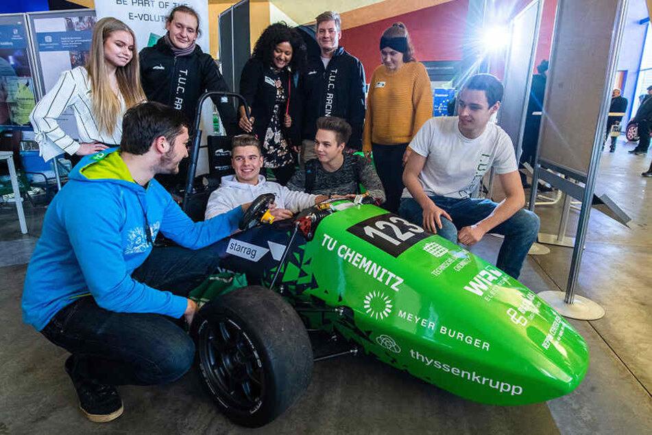 Am Tag der offenen Tür präsentierten Studierende der TU Chemnitz auch das Auto vom TUC Racing Team.