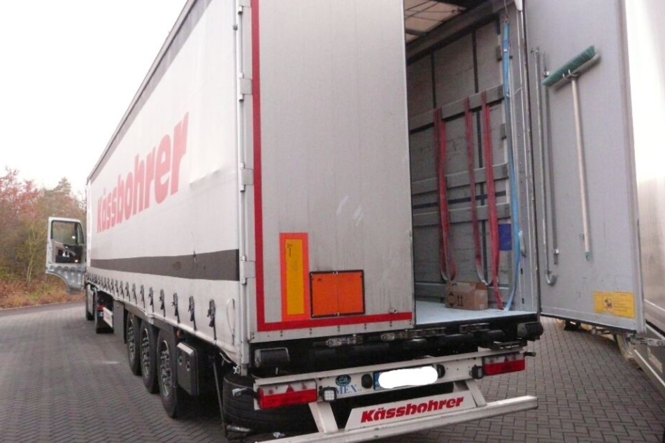 Auf diesem polnischen Sattelschlepper waren 16 Paletten mit Parfüm geladen.