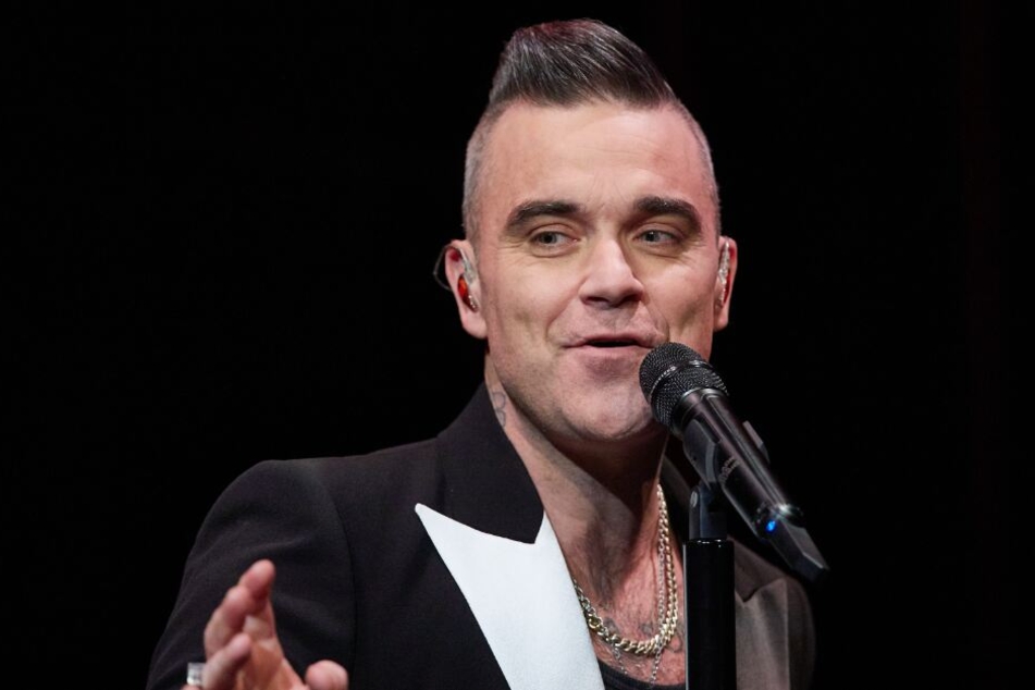 Robbie Williams steht bei einem Geheimkonzert in Hamburg auf der Bühne.