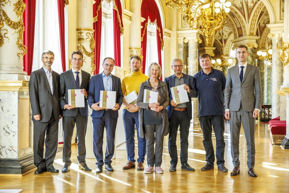 Buchpräsentation in der Semperoper: die Herausgeber Michael Märker (l.) und Christoph Dennerlein (r.), neben ihm Chefdirigent Christian Thielemann, Wolfgang Mende, Susanne Popp, Sören Frickenhaus, Tobias Niederschlag und Friedemann Pestel.