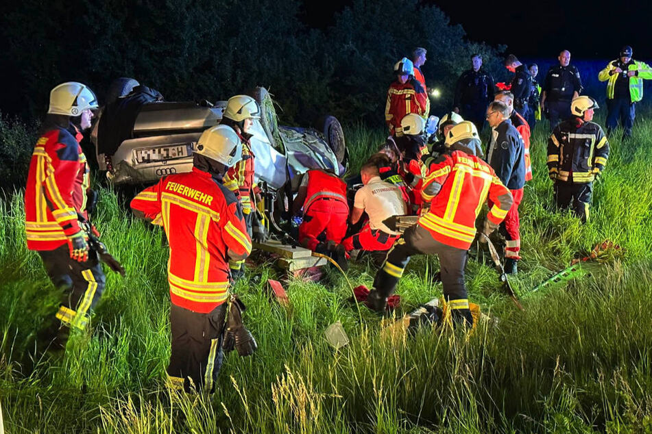 Die Rettungskräfte versorgten den Audi-Fahrer, der in seinem Wagen eingeklemmt war.
