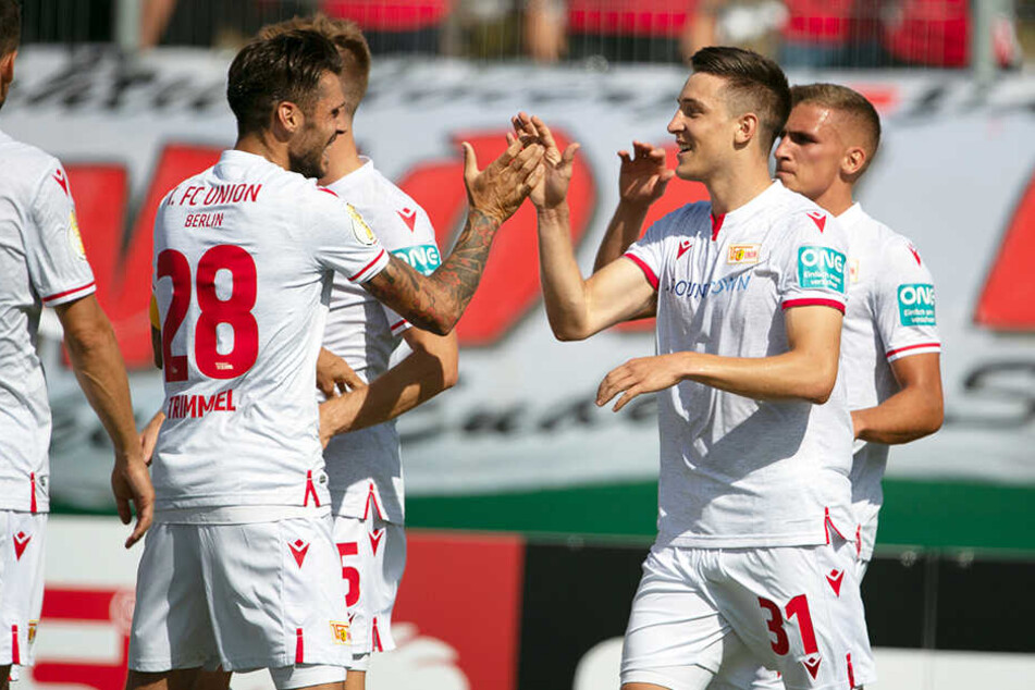 Keven Schlotterbeck (r.) bedankt sich bei Christopher Trimmel für die Vorlage zum 1:0 für Union.