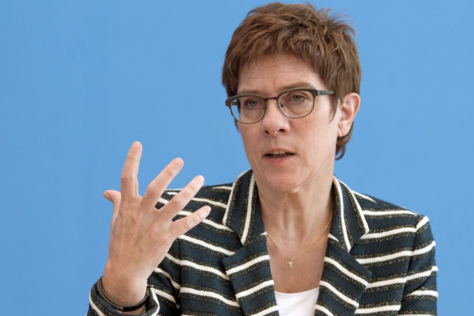 Die CDU-Chefin ist sich der Streitfragen bewusst: "Das wird heute Abend noch ein hartes Ringen."