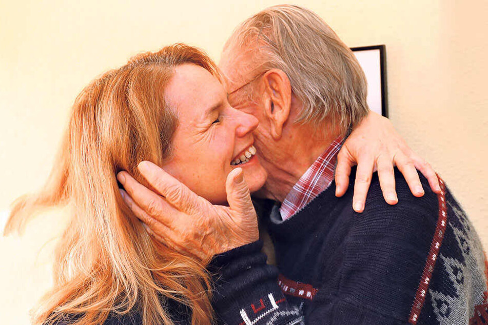 Kleine Gesten für ein gutes Gefühl: Heike Hartmann ist immer für ein Schwätzchen mit Bewohner Heinz (88) zu haben.
