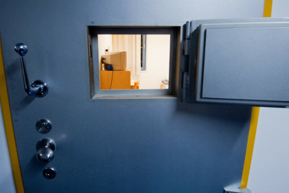 Ein Fenster in einer Zellentür gewährt einen Einblick in eine Gefängniszelle. (Symbolbild)