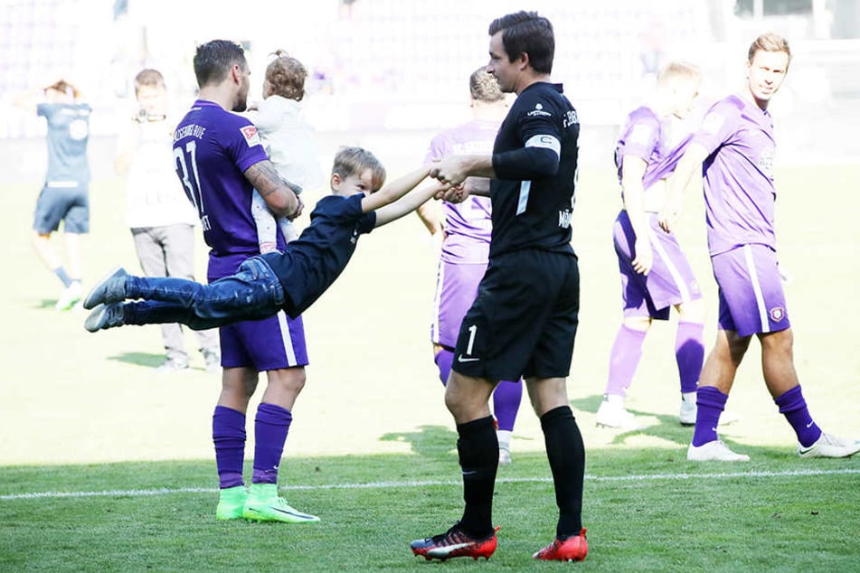 FCE-Keeper Martin Männel wirbelt Sohnemann Anton umher - solche Szenen soll es auch nach dem HSV-Spiel geben. Dann hätte Aue wohl gewonnen...
