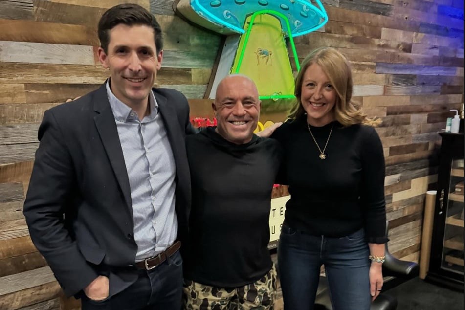 Casey (r.) and Calley Means (l.), authors of the book Good Energy, pose with podcast host Joe Rogan.