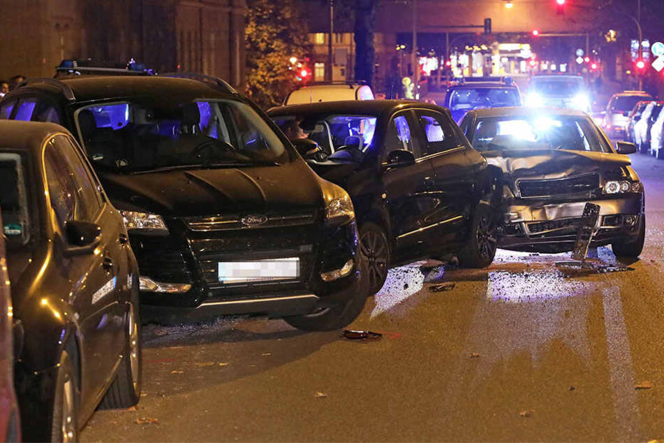 Infolge des Aufpralls wurde der Renault (Mitte) auf das parkende Auto geschoben.