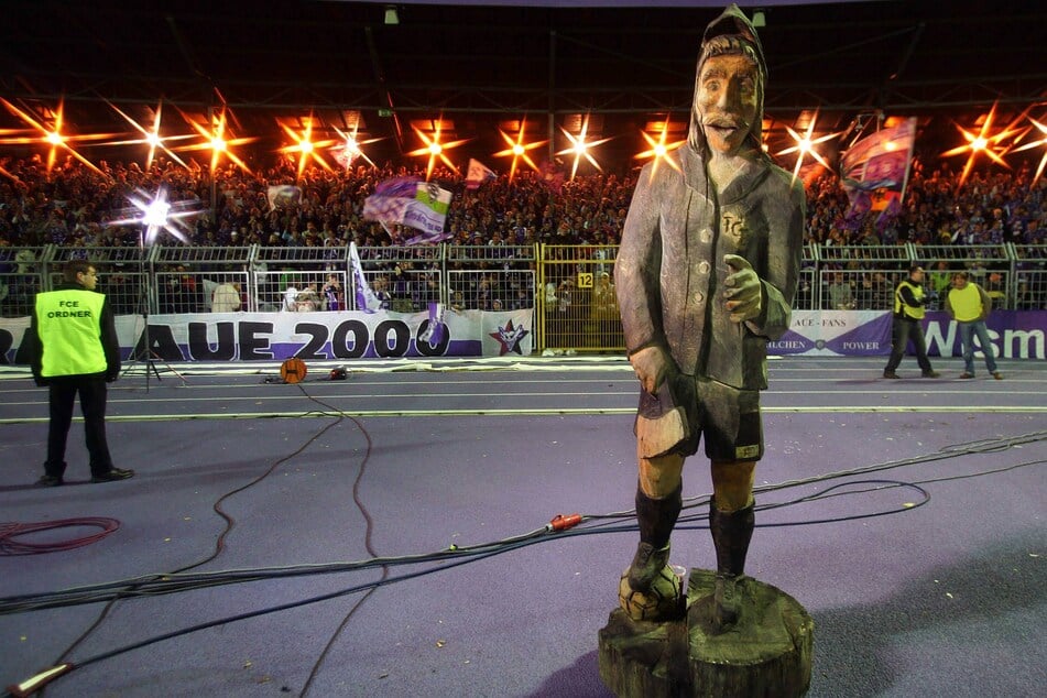 Der alte "Holzmichl" im alten Stadion vor mehr als 20 Jahren. Ja, er lebt noch. Das ist dem FCE zu seinem 80. Geburtstag im Abstiegskampf auch zu wünschen.