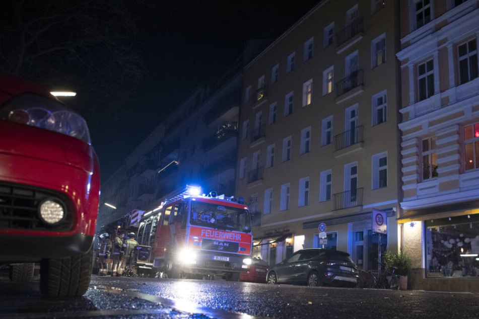 Kräfte der Berliner Feuerwehr in der Silvesternacht bei einem Einsatz in der Belziger Straße.