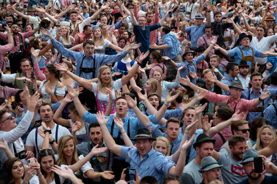 Auftakt zum Oktoberfest. Wiesnbesucher feiern in einem Festzelt.