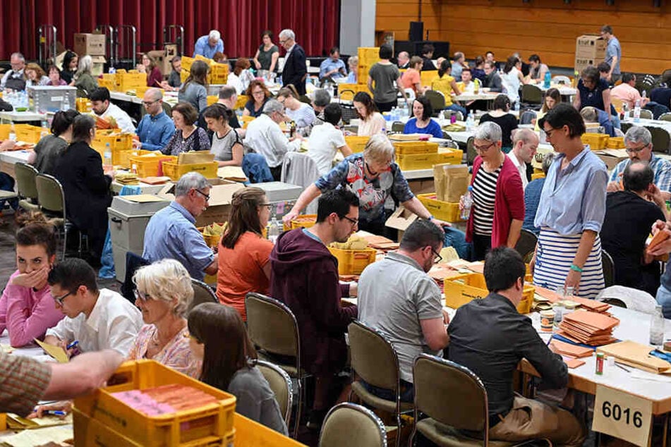 Die Wahlhelfer prüfen Briefwahlunterlagen auf Vollständigkeit und Gültigkeit, bevor diese ausgezählt werden.