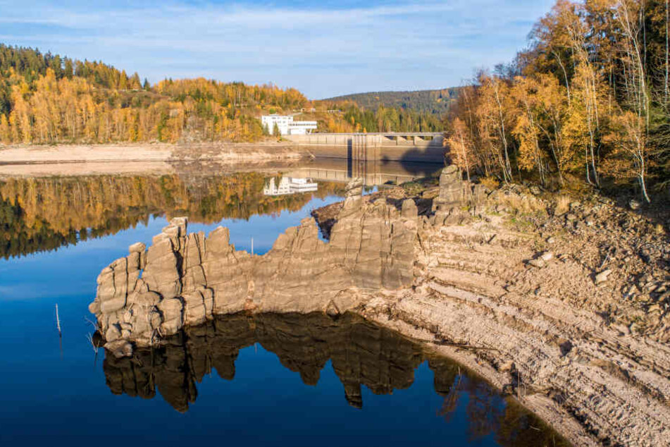 Die Trockenheit machte sich auch an den Talsperren bemerkbar, etwa in Eibenstock. Dank der ausgeklügelten Vernetzung war die Trinkwasserversorgung aber überall gesichert, so die Experten.