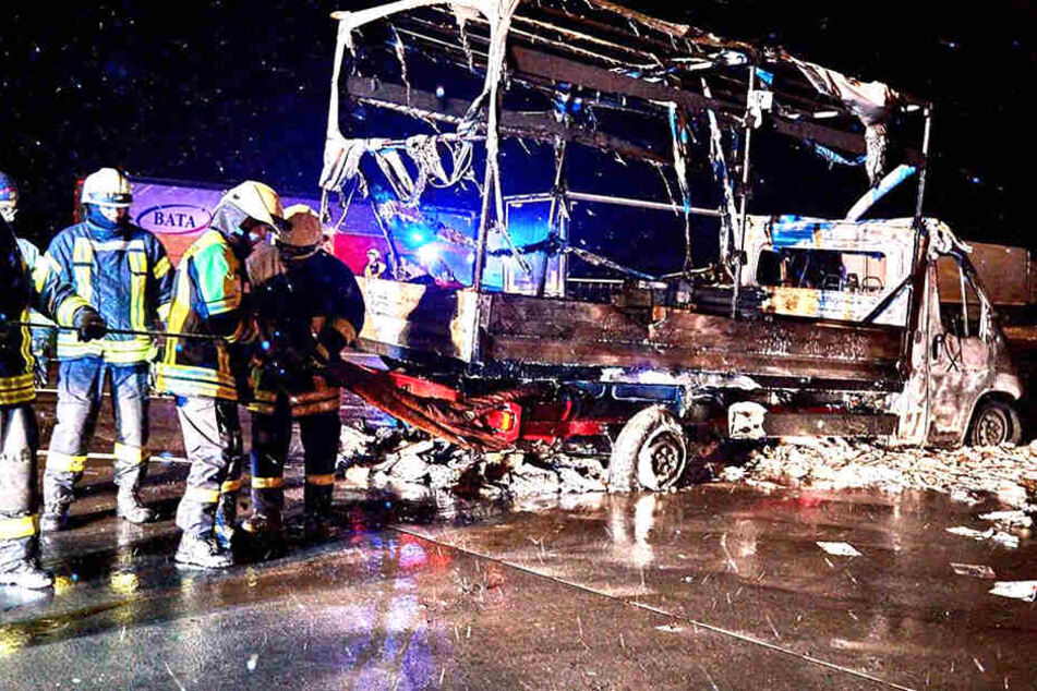 Die Feuerwehr löschte den Brand mit Wasser.