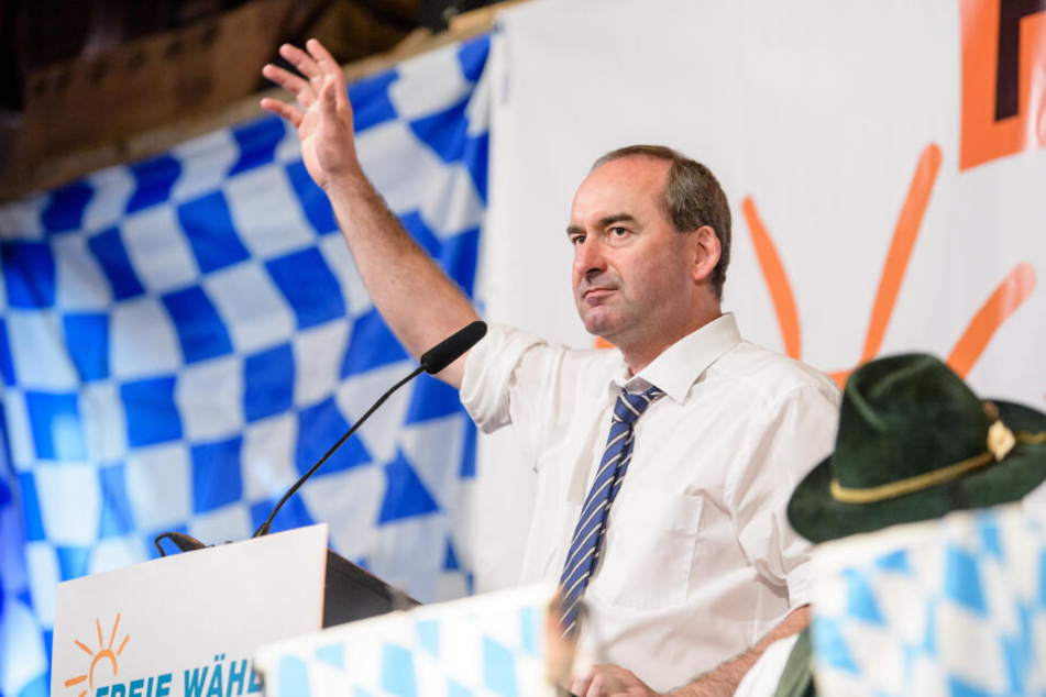 Hubert Aiwanger, Wirtschaftsminister und Landesvorsitzender der Freien Wähler in Bayern, begrüßt beim Politischen Frühschoppen Gillamoos die Besucher.