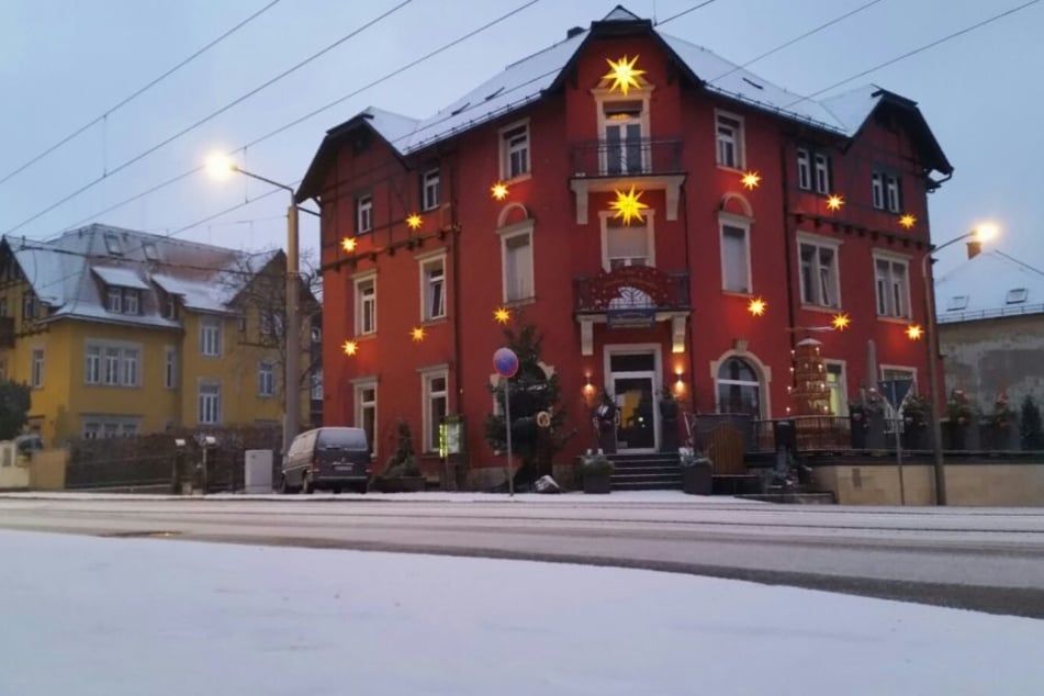 In Dresden war es am Montagmorgen so schön weiß wie hier auf der Bautzner Landstraße an der Bäckerei Scheinert.
