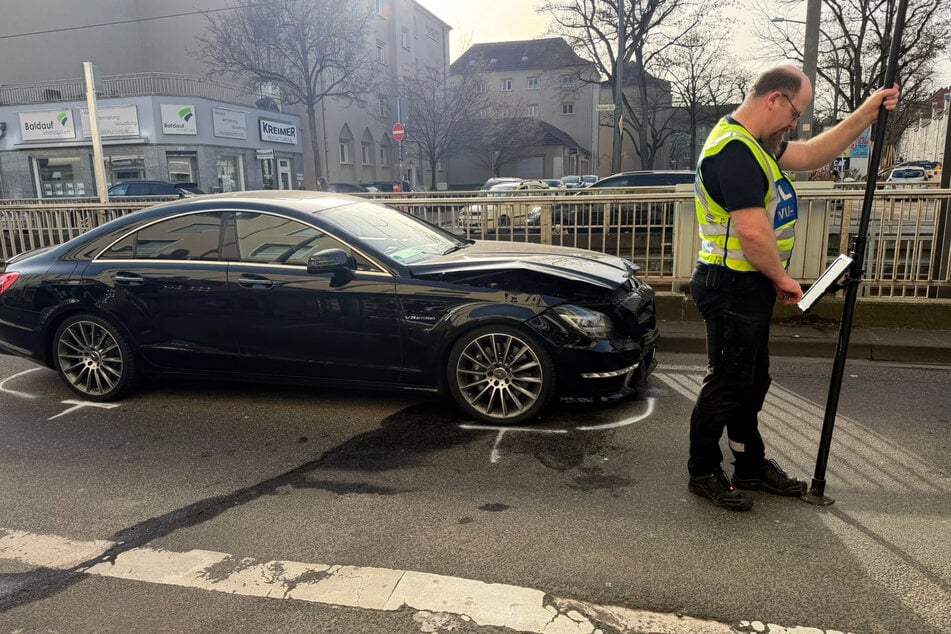 Die Polizei hat Spuren am Unfallort aufgenommen und den Mercedes des 40-Jährigen beschlagnahmt.