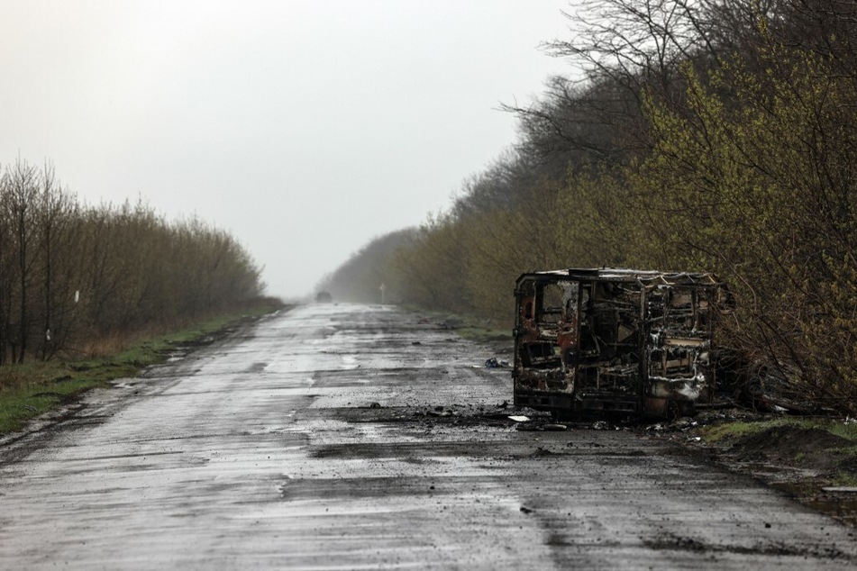 Ein ausgebrannter Bus auf einer Straße im Donezbecken.