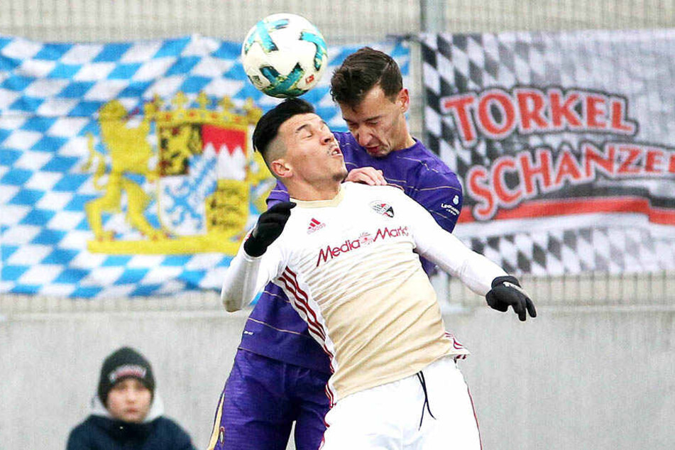 Dominik Wydra (hint.) in der Partie gegen den FC Ingolstadt beim Kopfballduell mit Alfredo Morales.
