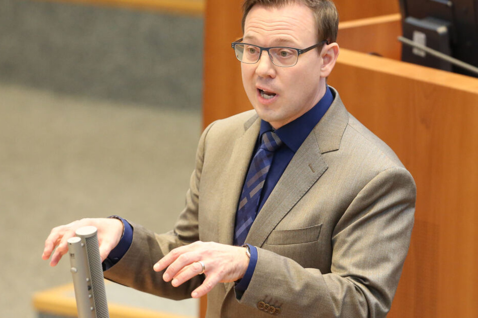 Der Kölner Landtagsabgeordnete Martin Börschel (46) hat wegen der Äußerungen Jacobs eine Kleine Anfrage im NRW-Landtag gestellt.