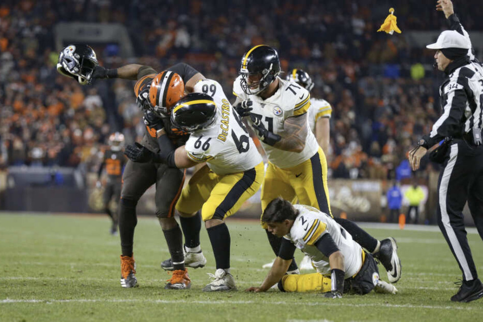 Browns-Profi Myles Garrett (23) riss dem Steelers-Quarterback Mason Rudolph (24) den Helm vom Kopf und prügelte damit auf ihn ein.