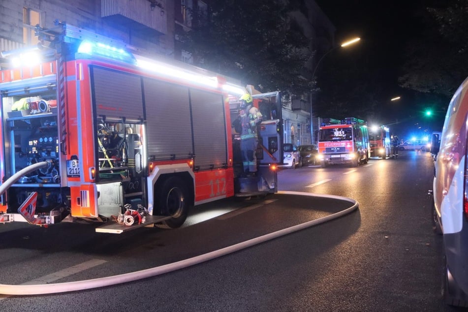 Insgesamt waren vier Löschfahrzeuge der Feuerwehr vor Ort.