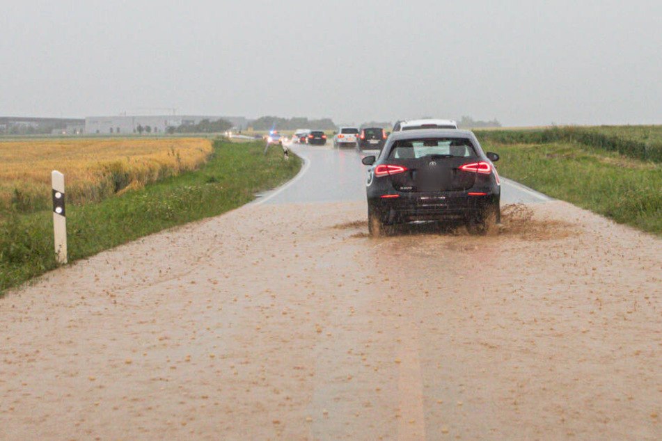 Deutlich zu sehen: Diese Fahrbahn verschwindet unter den Wassermassen.