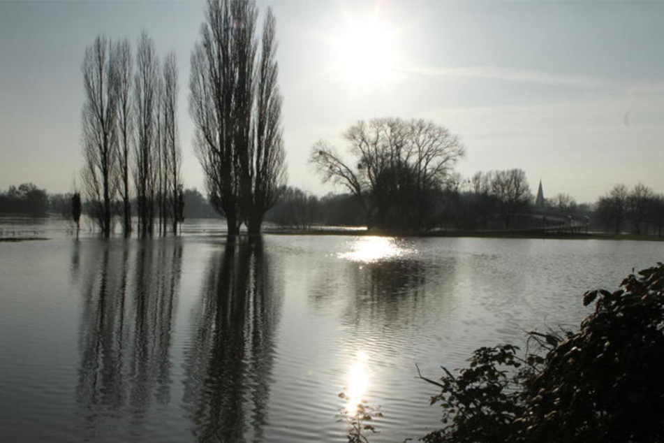 Noch ist die Brücke am Weser-Werre-Kuss begehbar. Allerdings ist sie nur erreichbar, wenn man durch Wasser watet.