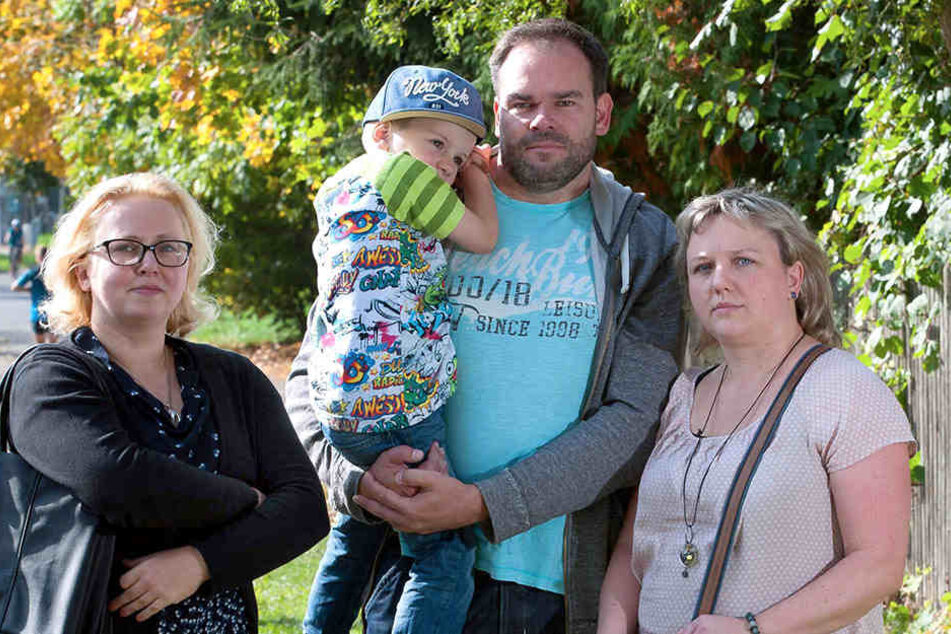 Leerer Spielplatz: Die Eltern Nanette Böhme (37.,r), Thomas Heckmann (43) mit Sohn Theo (4) und Stadträtin Solveig Kempe (36, CDU) sind frustriert.