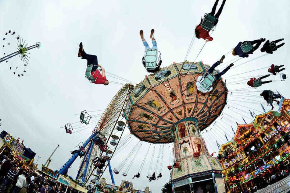 Auf der Frühjahrskleinmesse könnt ihr noch bis zum 28. Mai euren Wagemut auf etlichen Karussels testen!