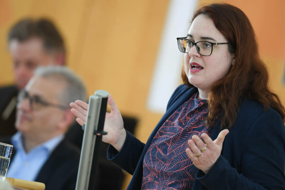 Lisa Gnadl, SPD-Vorsitzende im Wetteraukreis bestätigte, dass zur Abwahl von Jagsch ein konkreter Grund vorgelegt werden müsse.