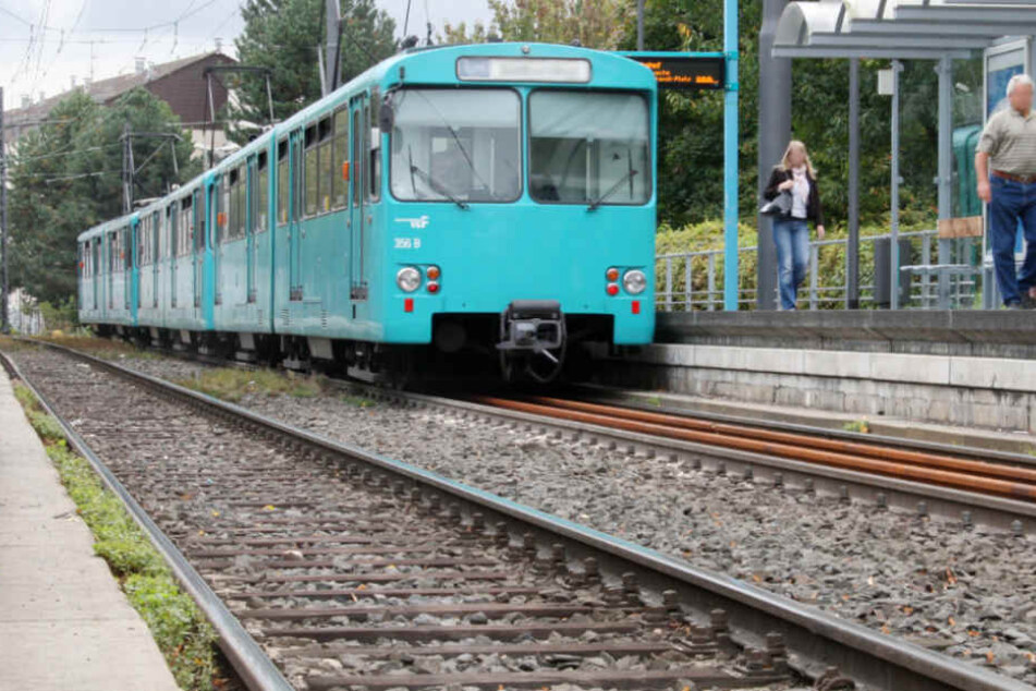 An einer Kreuzung fuhr der Autofahrer über die Gleise (Symbolfoto).
