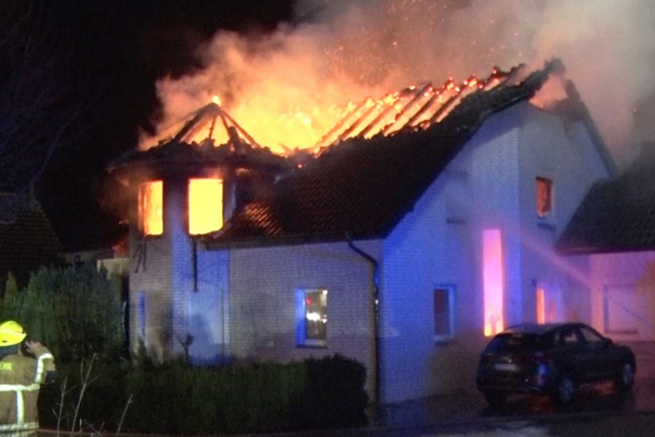 Flammen-Inferno! Haus brennt lichterloh, Hunderttausende Euro Schaden