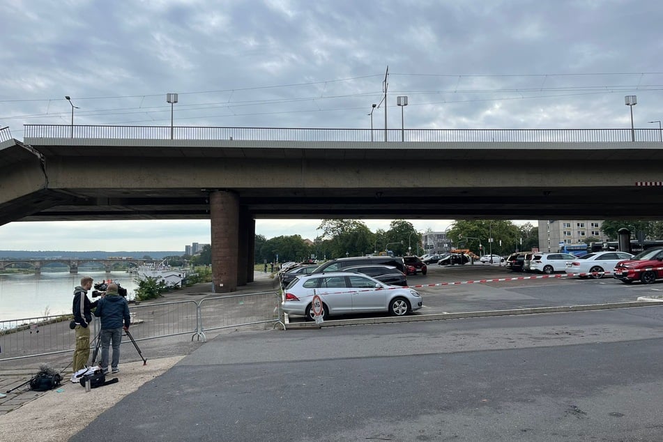 Autobesitzer, die ihre Fahrzeuge unter der Brücke geparkt haben, dürfen diese abholen.